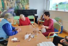 Klienti SeniorCentra SeneCura v Terezíně si vyzkoušeli tkaní