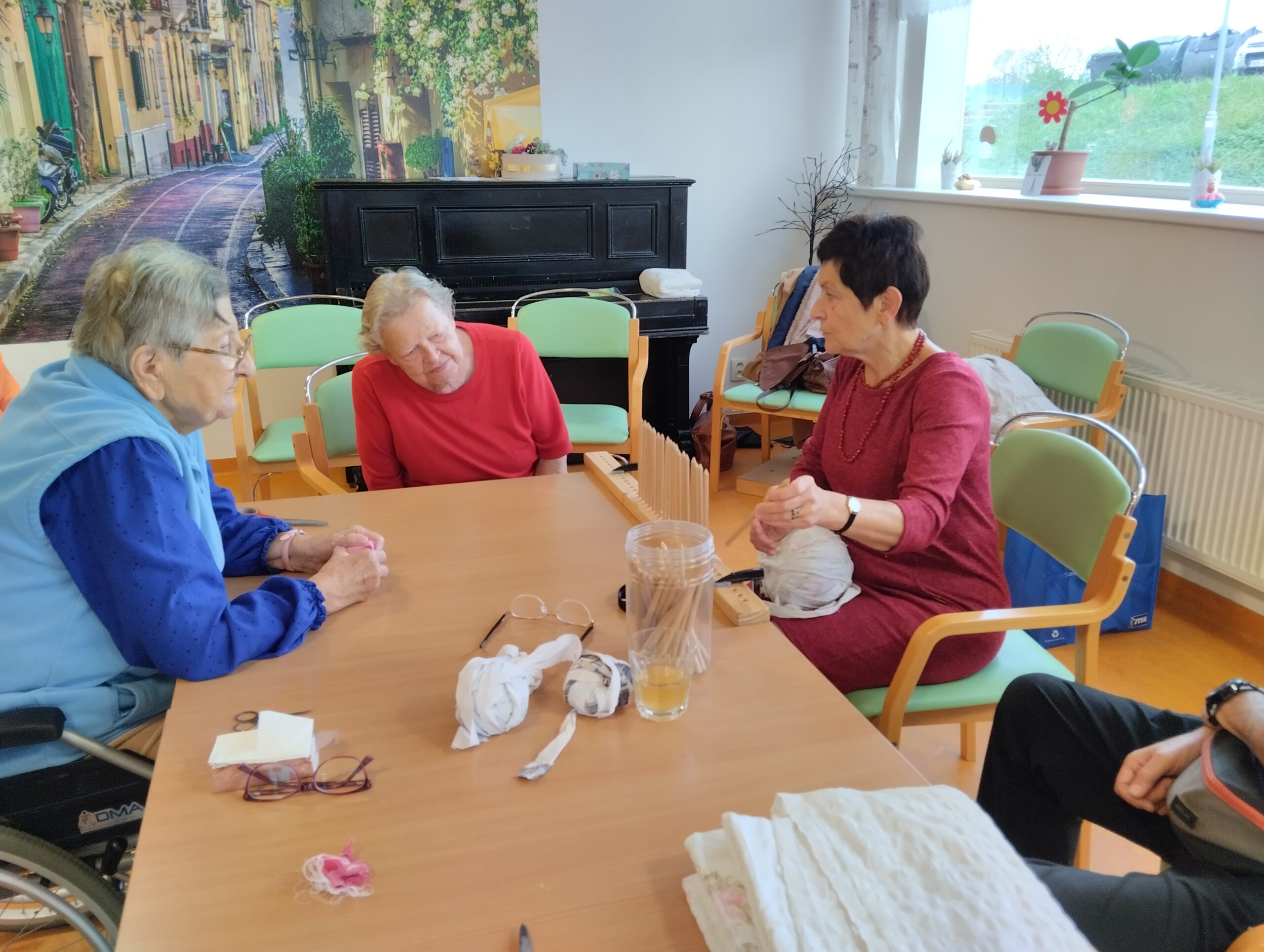 Klienti SeniorCentra SeneCura v Terezíně si vyzkoušeli tkaní