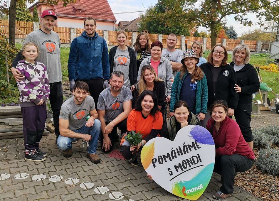 ŠTĚTÍ: Dobrovolníci z Mondi zvelebili zahradu Domu s chráněnými byty