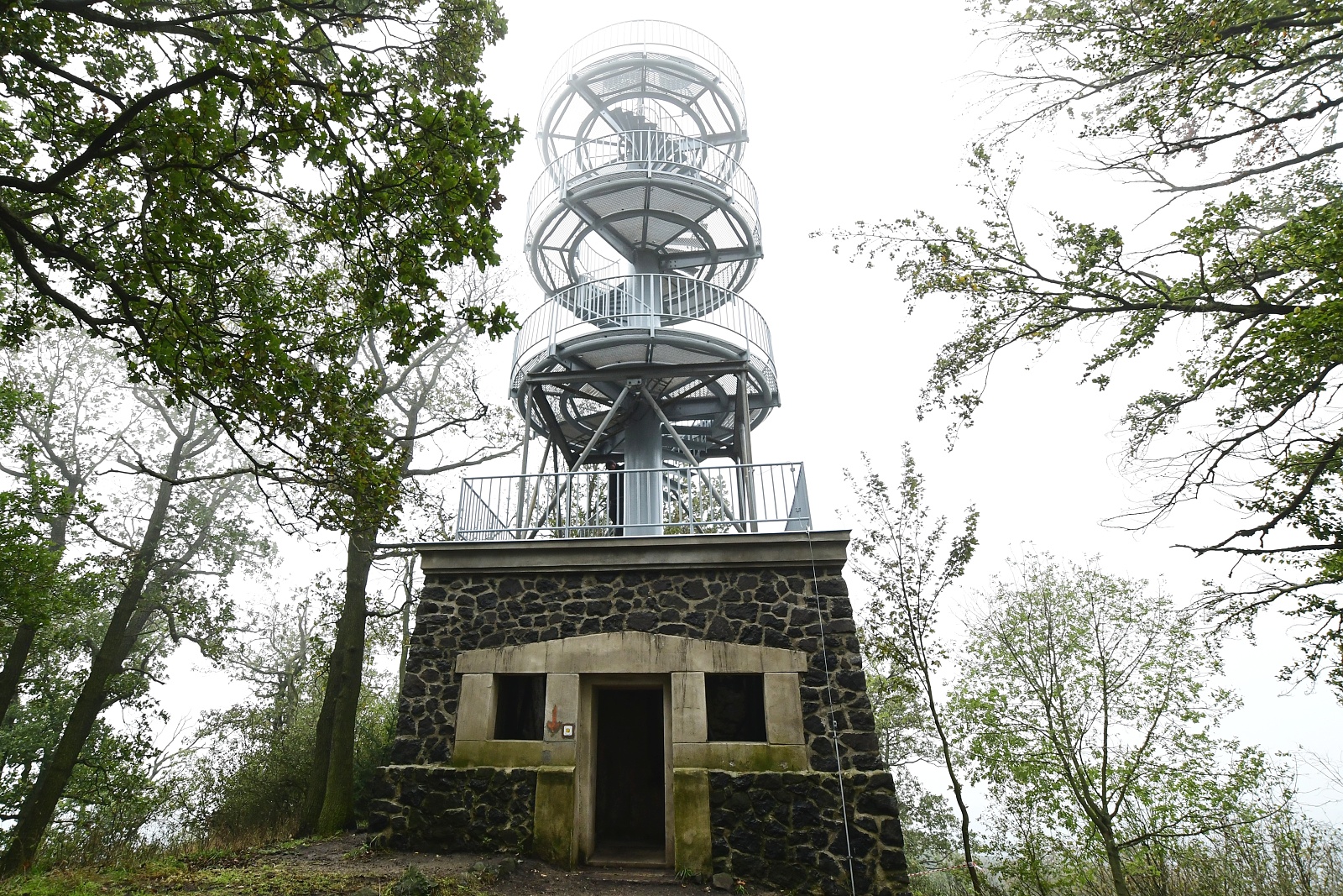 Rozhledna na Varhošti je po renovaci opět přístupná