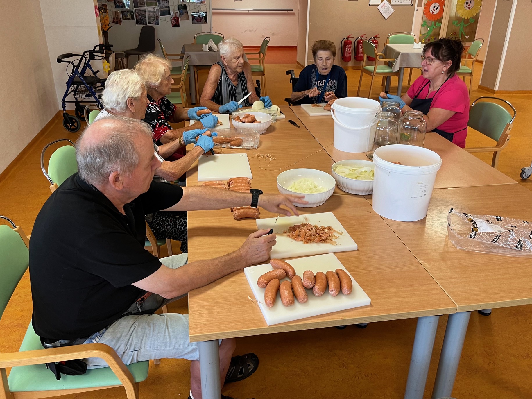 Senioři a děti poděkovali hasičům za pomoc při povodních