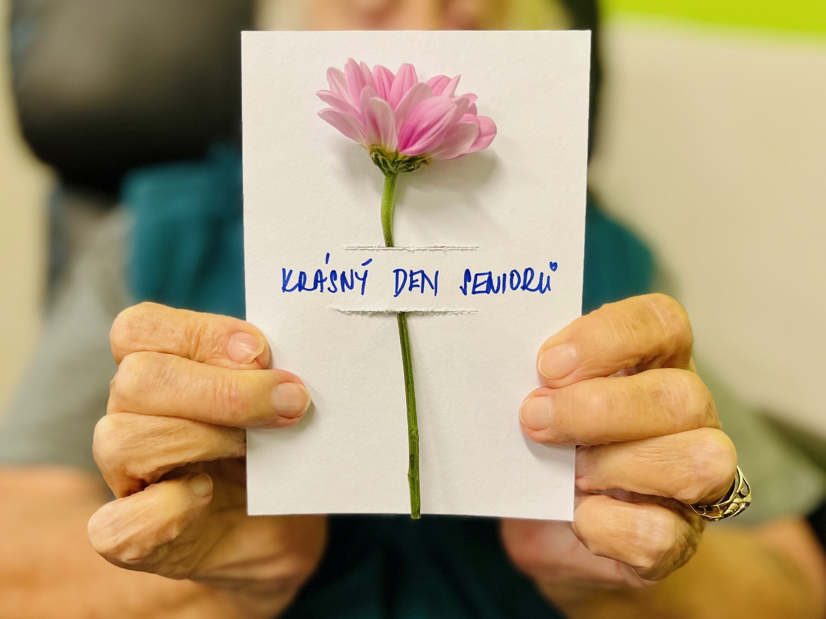 V SeniorCentru SeneCura u příležitosti Dne seniorů rozdávali dárky