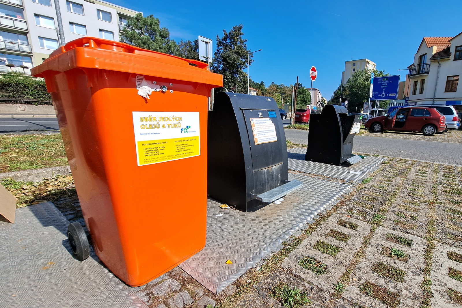 Černé nádoby na olej nahradily oranžové