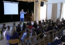 Svobodnou základní školu navštívil mořeplavec Rudolf Krautschneider