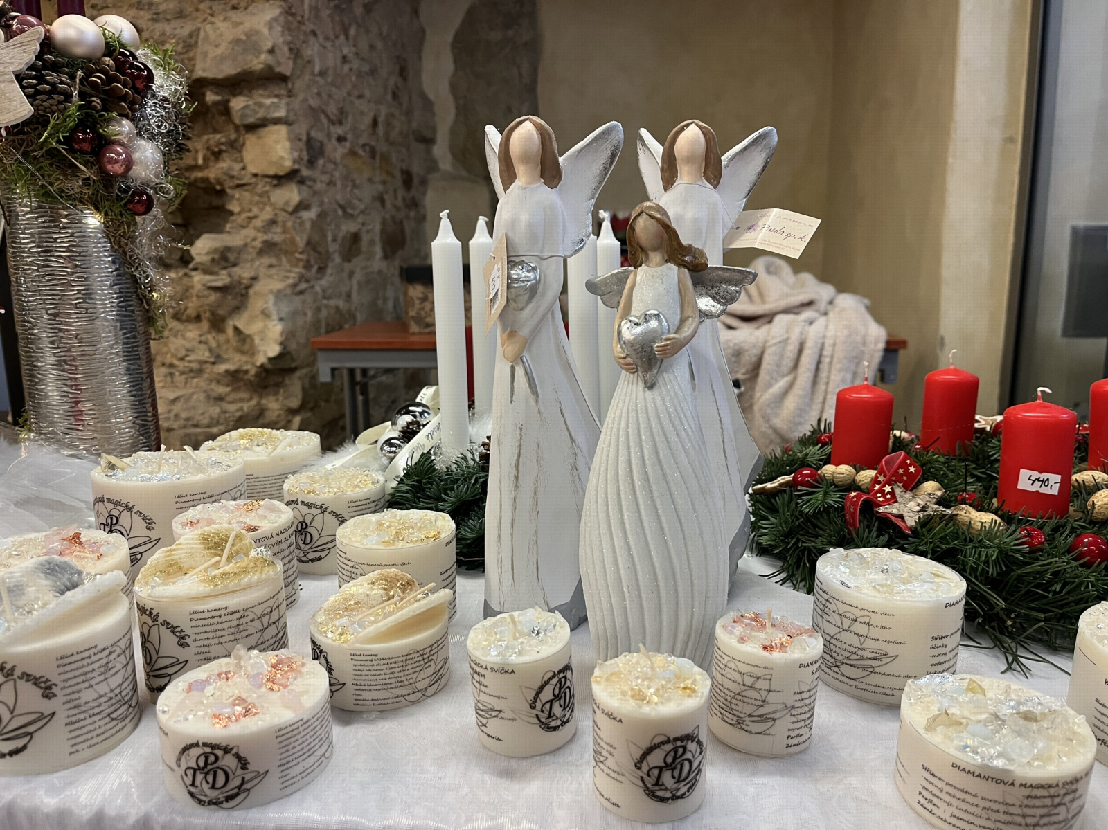 Adventní jarmark na Hradě nabídne opět vánoční dekorace i drobné dárky