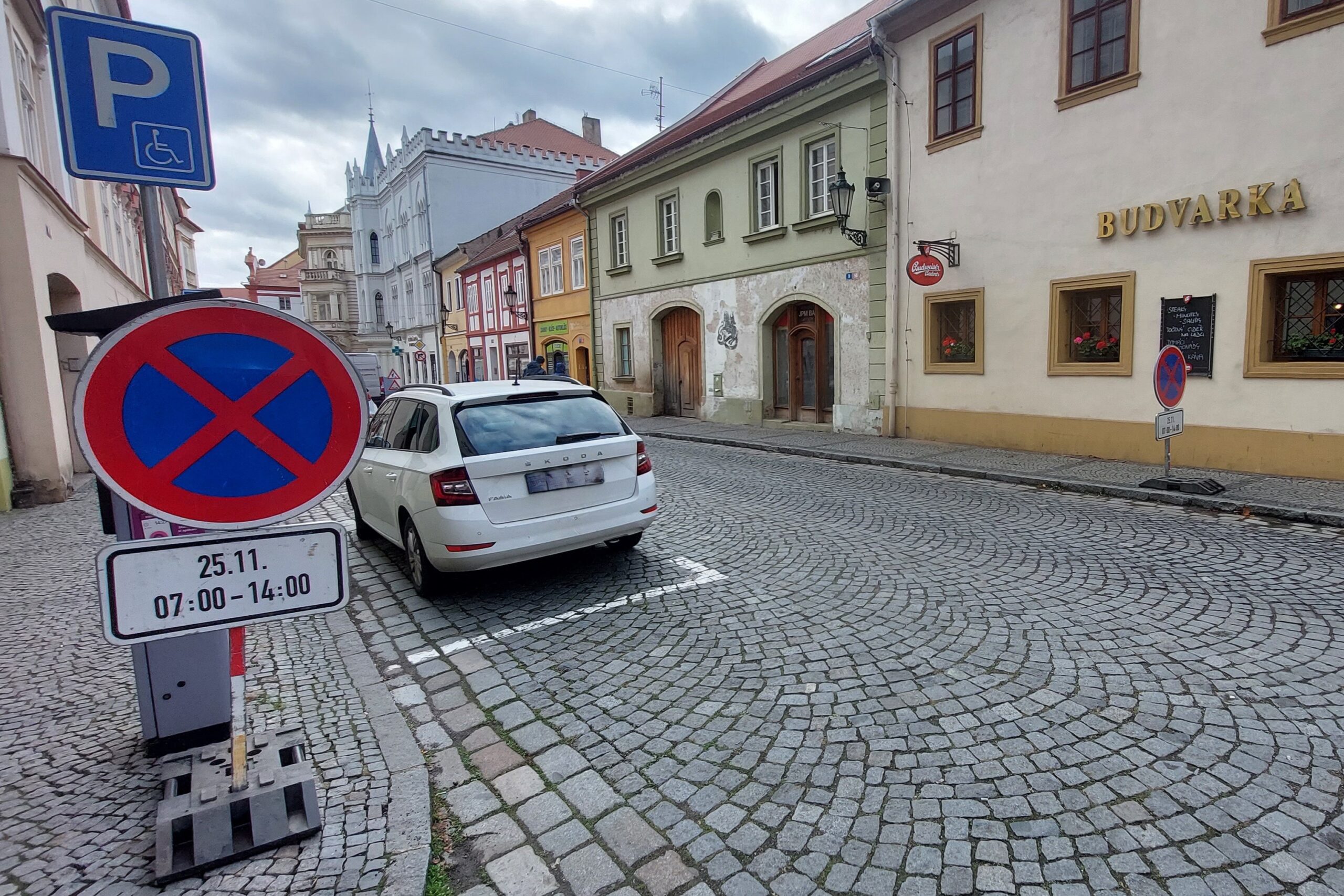 Převoz vánočního stromu dočasně omezí parkování v některých ulicích