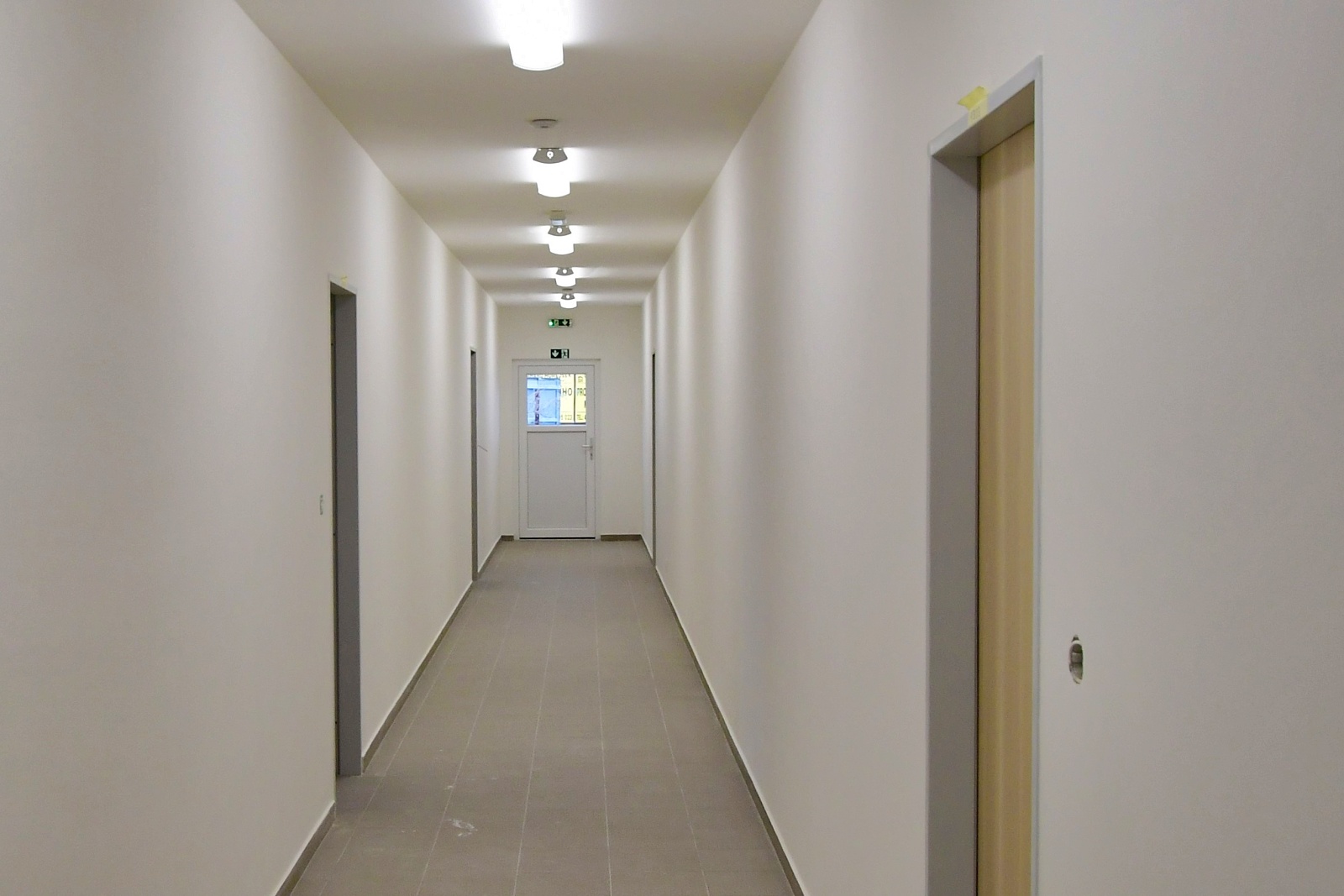 Rekonstrukce bývalé ubytovny v Želeticích je hotová. Vzniklo tam 18 bytů