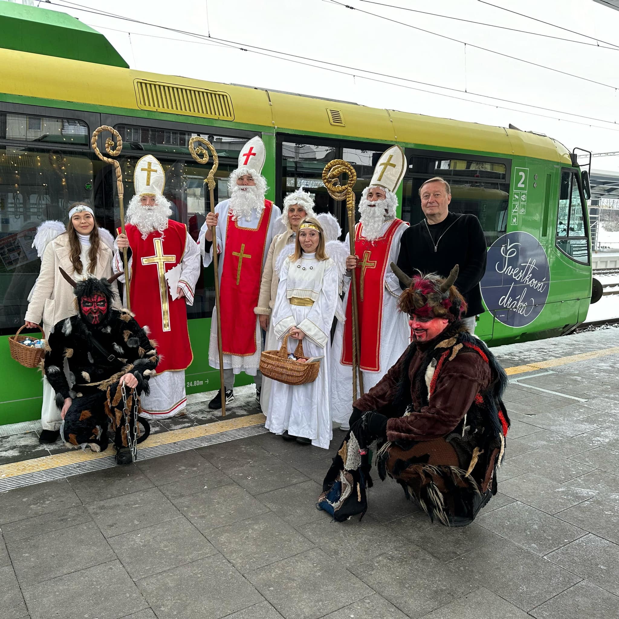 Mikulášské jízdy na Švestkové dráze zakončí ohňostroj