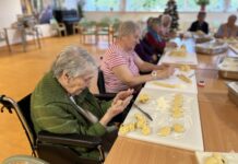 Klienti SeniorCentra SeneCura v Terezíně pekli vánočky