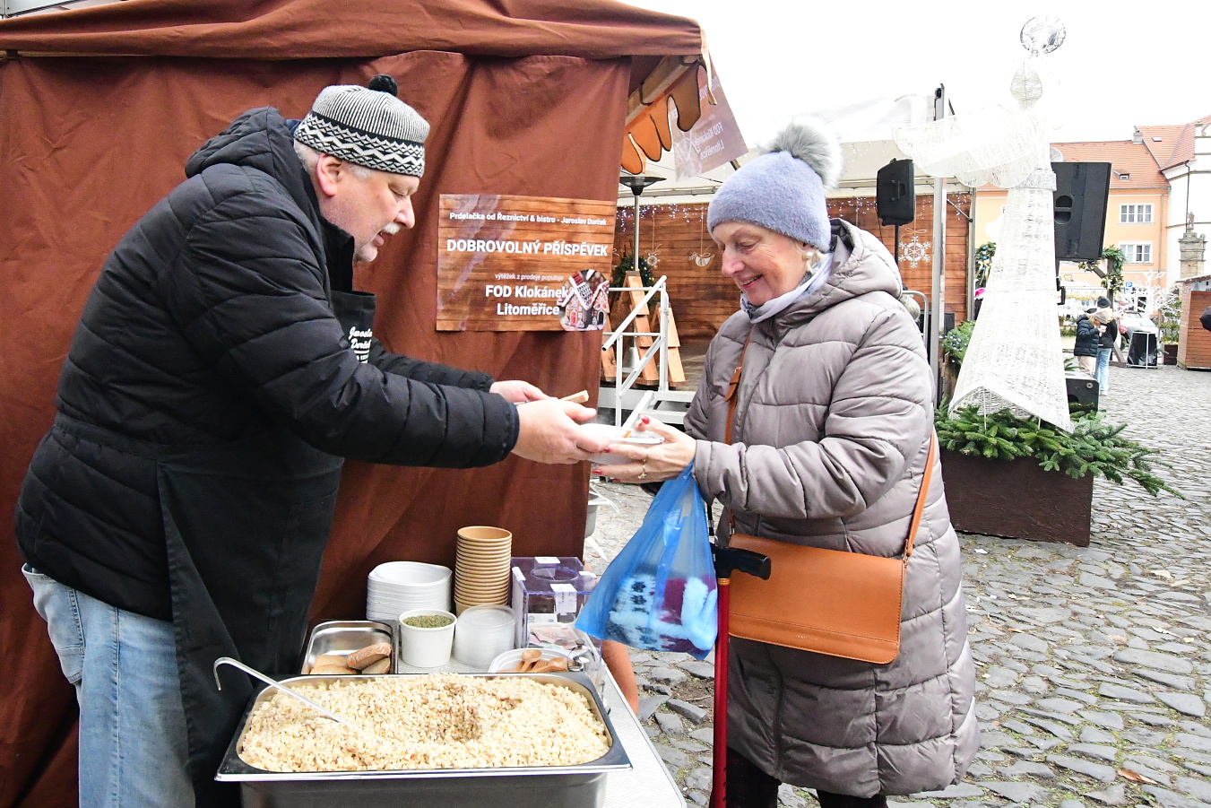 Začátek adventních trhů se nesl v charitativním duchu
