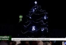 LITOMĚŘICE: Rozsvícení vánoční stromu poprvé doprovodila píseň