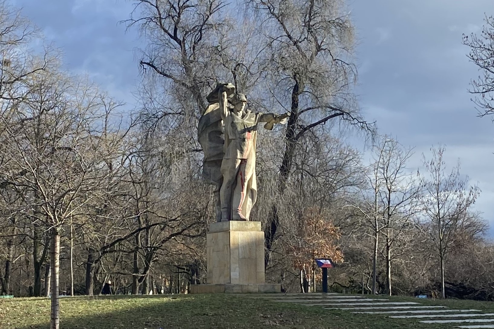 Zastupitelé schválili soutěž na umělecké dílo, které má nahradit sochu vojáka