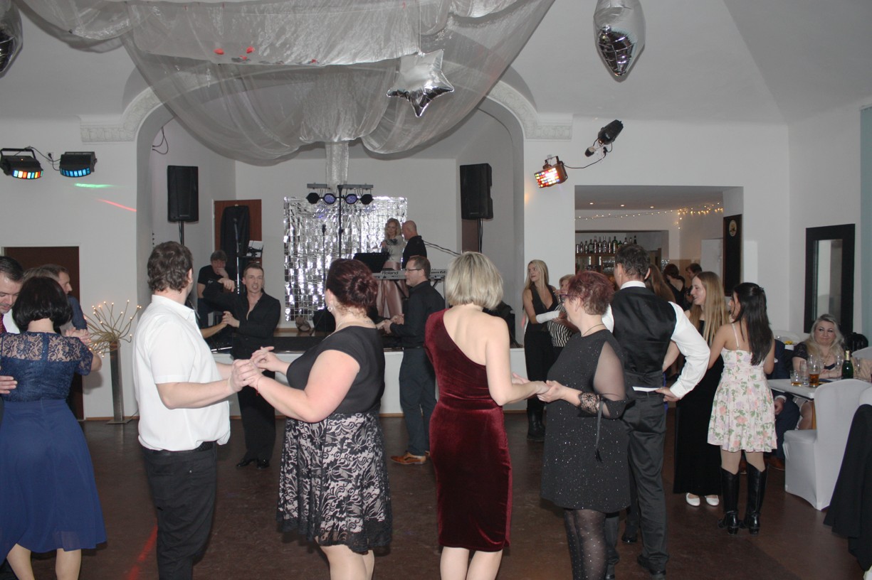 Obec Libochovany pořádá ples a shání dary do tomboly!