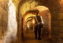 Prohlédněte si podzemí Terezína za svitu svíček a luceren!