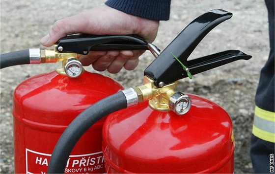 Skupinka dětí v Lovosicích krade hasicí přístroje, buďte obezřetní