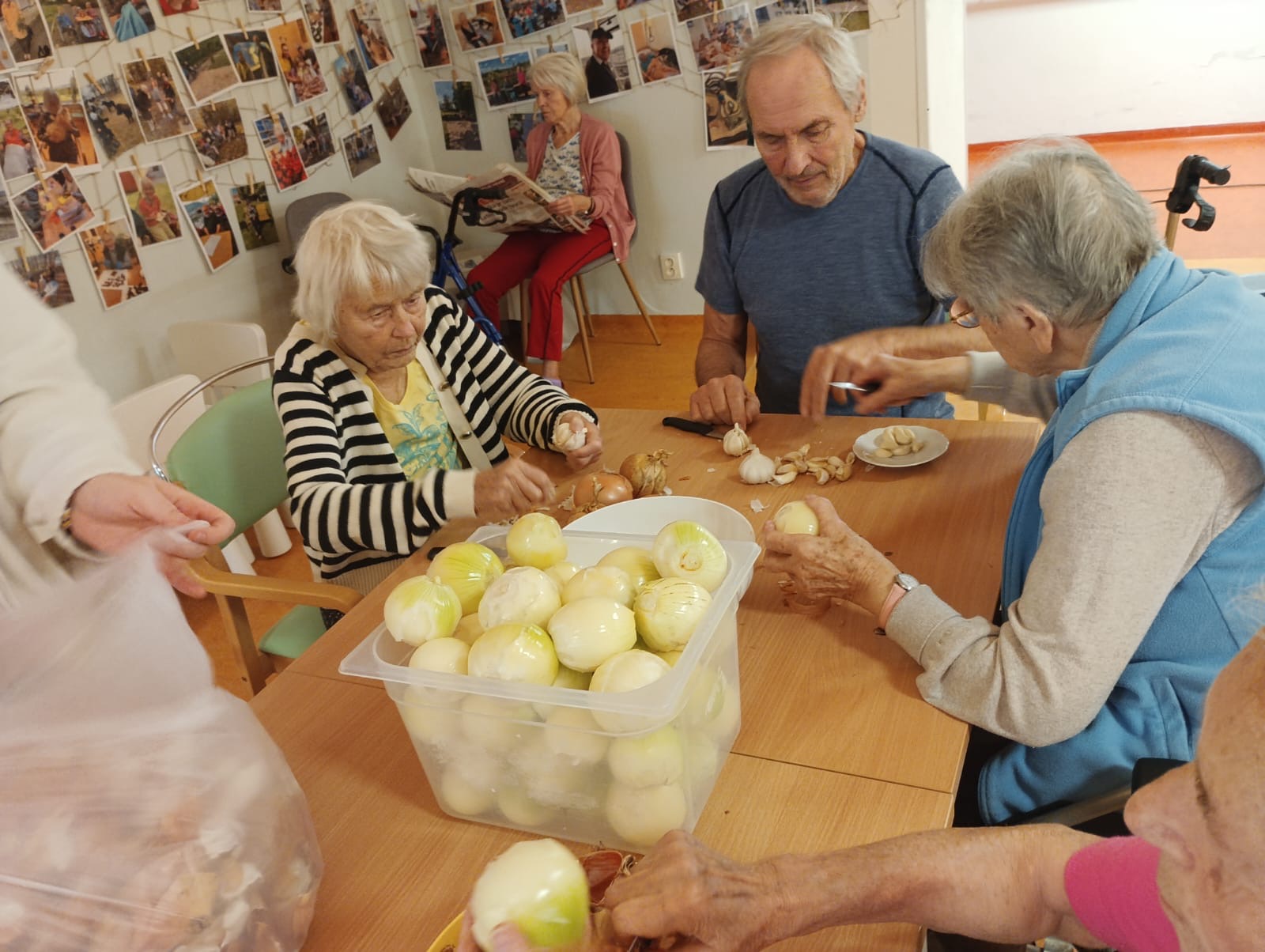 Klienti SeniorCentra SeneCura s radostí pomáhali v kuchyni