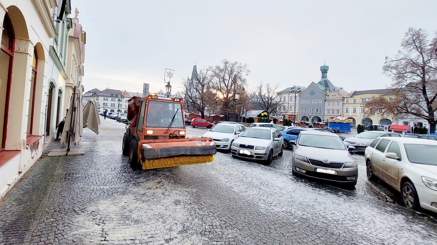 Při sněžení jsou všechny týmy TSM v terénu do půl hodiny