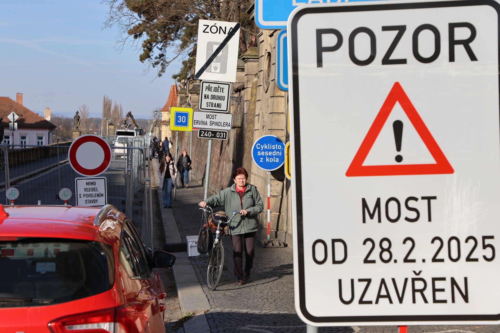 Uzavření roudnického mostu probíhá bez větších komplikací