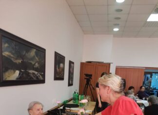 Domov pro seniory na Dómském pahorku oslavil MDŽ květinami pro každou dámu