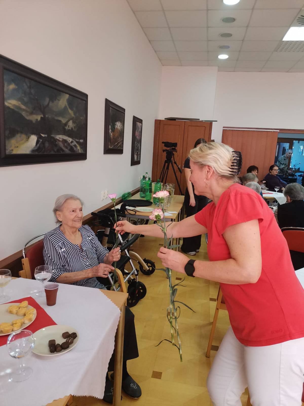 Domov pro seniory na Dómském pahorku oslavil MDŽ květinami pro každou dámu