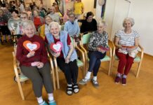 Hudba a úsměvy: SeniorCentrum SeneCura Terezín oslavilo Mezinárodní den žen