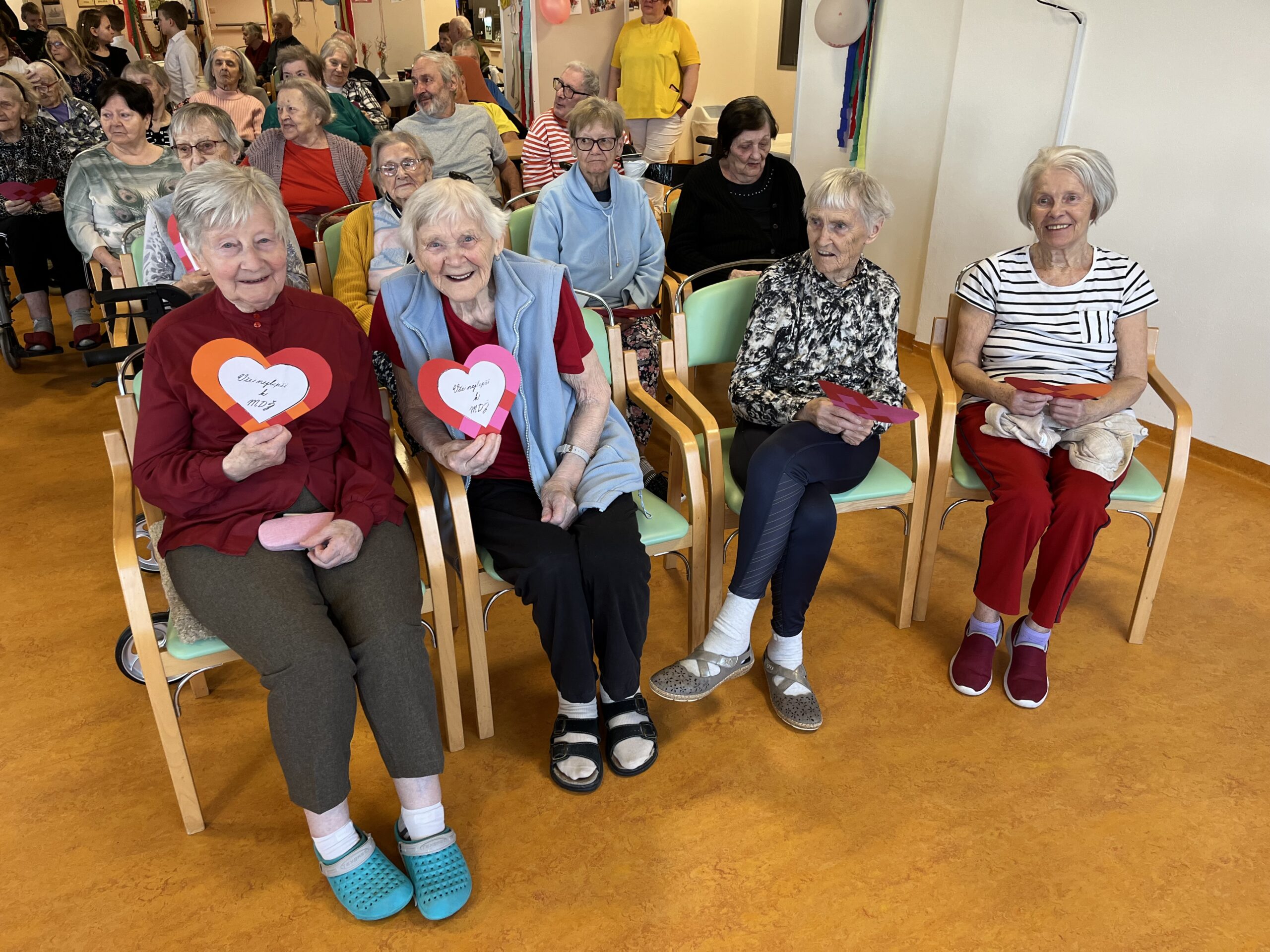 Hudba a úsměvy: SeniorCentrum SeneCura Terezín oslavilo Mezinárodní den žen