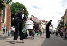 Litoměřický loutkový festival začne průvodem s obřím kočárkem a chůdaři