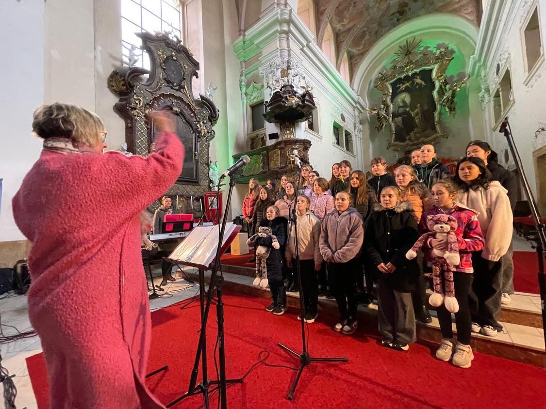 Na podporu Charity Lovosice opět zazpívají v kostele sv. Václava školní sbory