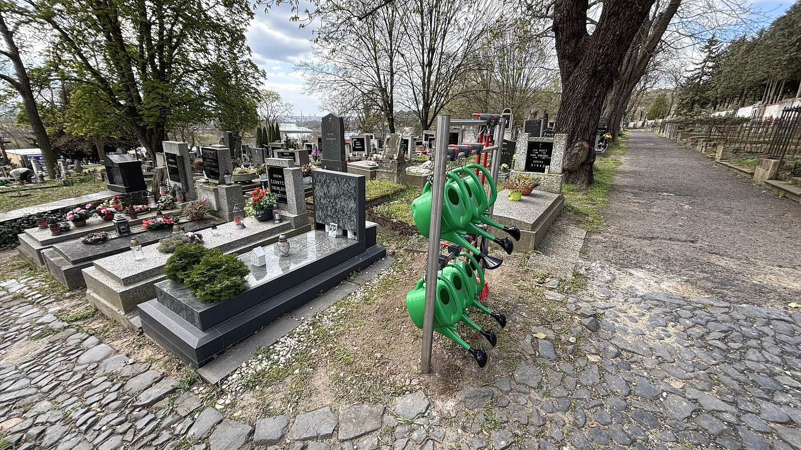 Na městském hřbitově jsou nové stojany s nářadím pro péči o hroby