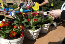 KŘEŠICE: Velikonočnímu jarmarku před školou v Křešicích přálo počasí