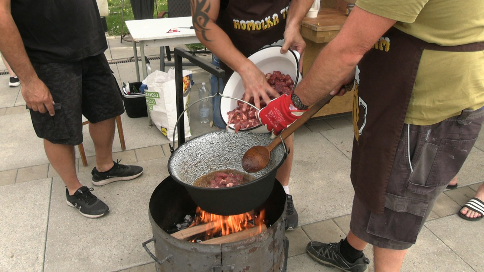 FOTOGALERIE: Lovosický Gulášfest začal, vaření guláše je v plném proudu