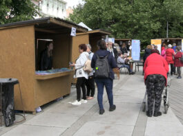 Fotogalerie: Sociální služby se právě teď představují na náměstí v Lovosicích