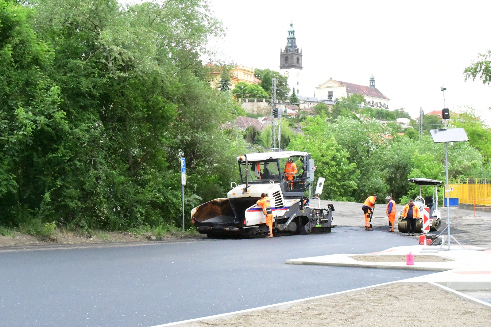 Parkoviště u koupaliště již dostává nový povrch