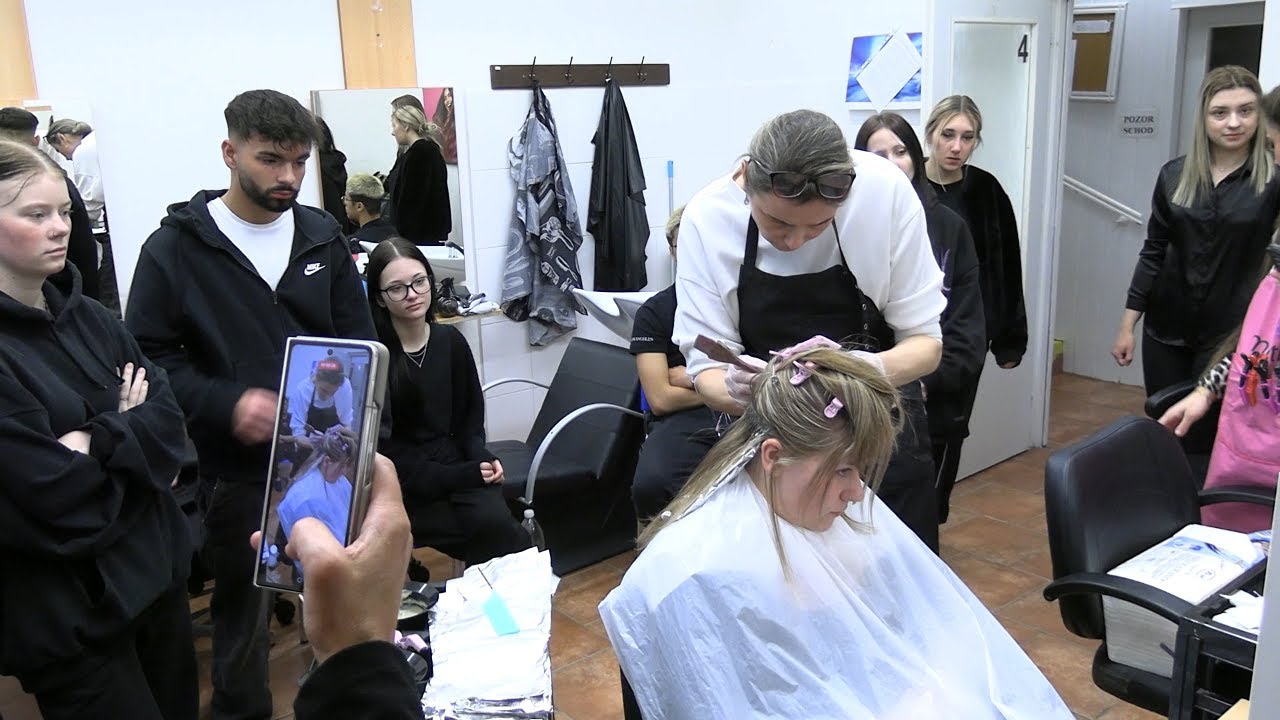 LITOMĚŘICE: V rámci projektu Erasmus+ se učí studenti Pohody od italských kadeřníků