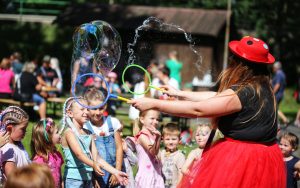 Nad fotbalovým hřištěm v Libochovicích bude létat letadlo plné bonbónů Nad fotbalovým hřištěm v Libochovicích bude létat letadlo plné bonbónů