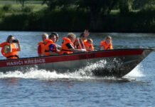 KŘEŠICE: Děti se v Křešicích mohly svézt na motorovém člunu a projít se po laně