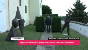 LITOMĚŘICE: Na parkánu Severočeské galerie začala výstava soch Petra Císařovského