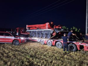 AKTUALIZACE: Hasiči zveřejnili video z hašení požáru u Hrdel. Pomáhá i obrněný tank