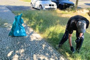 Lidé bez domova se podílejí na úklidu Litoměřic