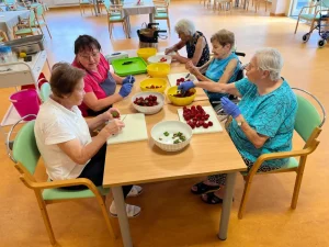 Klienti SeniorCentra SeneCura si užili týden plný jahod a třešní