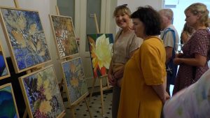 ROUDNICE N.L.: V KD Říp byla zahájena výstava obrazů Propojené světy