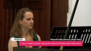 TŘEBENICE: V Muzeu českého granátu vystupovala nevidomá klavíristka Ráchel Skleničková