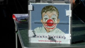 KŘEŠICE: Křešice opět hostily Kinematograf bratří Čadíků: filmy pod širým nebem i pomoc dobré věci