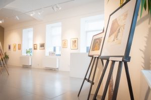 Výstava „Momenty“ v Lovo Galerii – tři ženské pohledy, jeden příběh