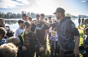 Mondi Štětí a Jakub Vágner završili dvouletý projekt záchrany karase obecného