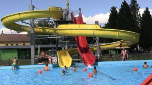 ŠTĚTÍ: Děti se s prázdninami loučily na koupališti