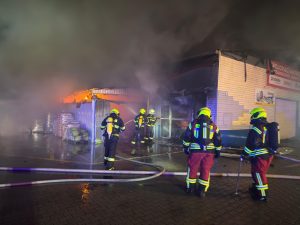 FOTOGALERIE: V Bohušovicích hořela hala obchodu, ve které byla uskladněna mimo jiné i zábavní pyrotechnika FOTOGALERIE: V Bohušovicích hořela hala obchodu, ve které byla uskladněna mimo jiné i zábavní pyrotechnika