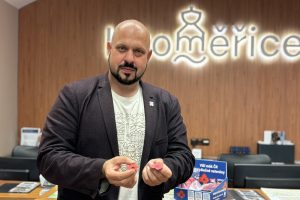 Vlčí máky na klopách připomínají válečné veterány. K dostání budou i v infocentru