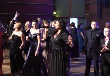 Fotogalerie: 3. Absolventský ples Gymnázia Josefa Jungmanna. Hlavní hvězdou byla Ilona Csáková