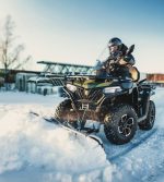 Zima pod kontrolou: profesionální úklid v obcích s čtyřkolkami CFMOTO a GOES vybavenými sněhovou radlicí